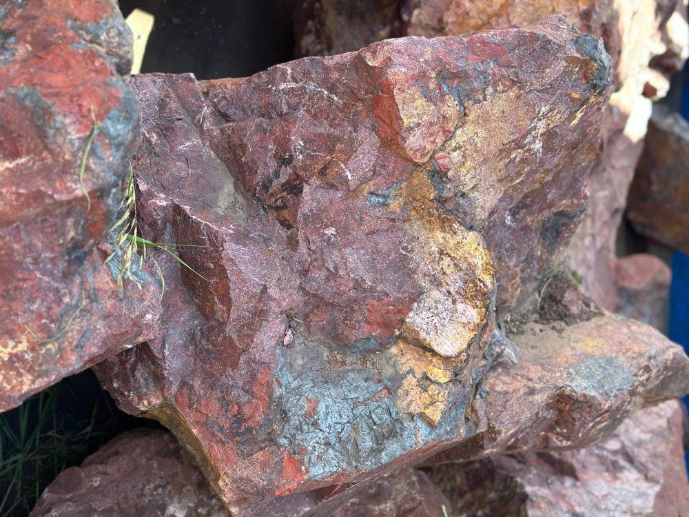 Камни для ландшафтного дизайна красно-фиолетовые 10-60 килограмм купить в Егорьевске