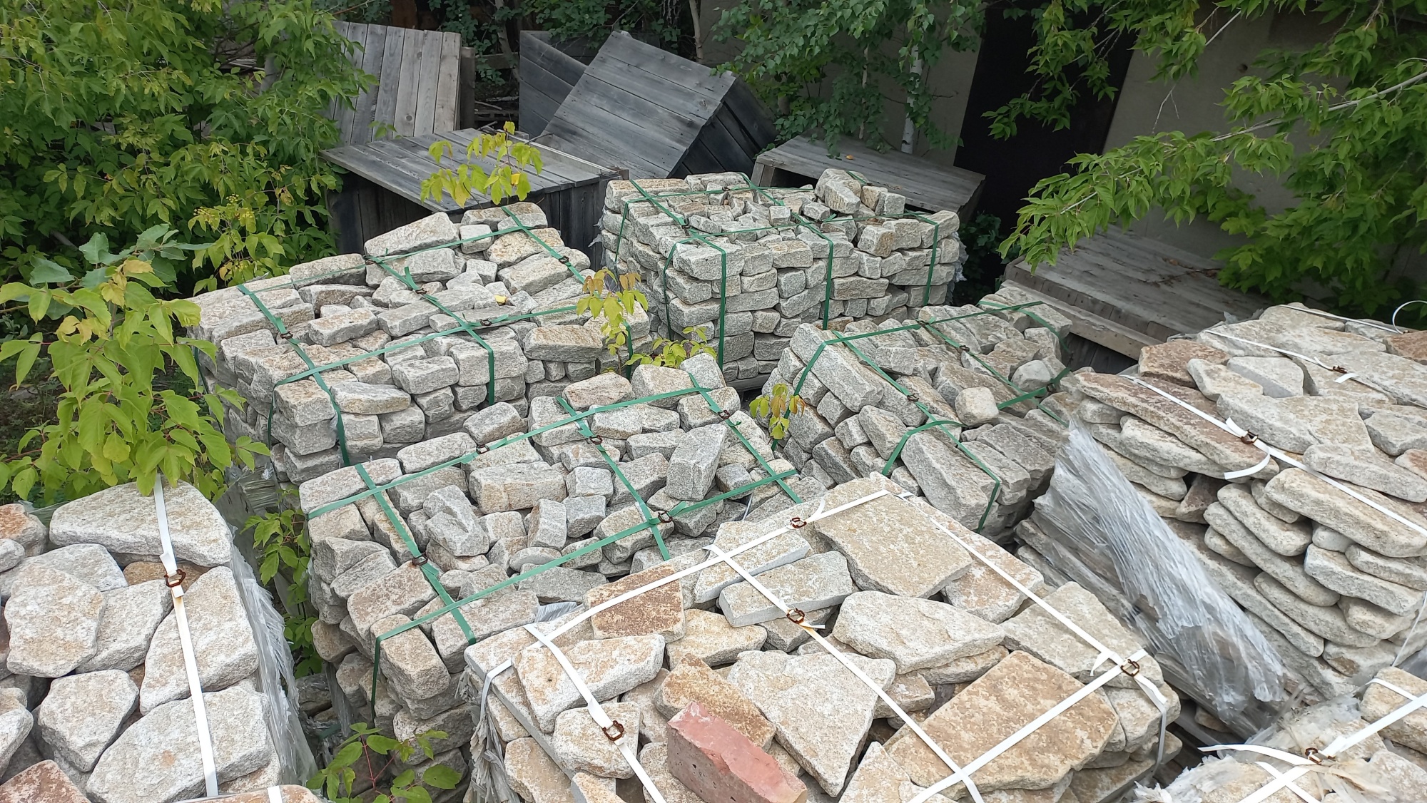 Плитняк галтованный гранитный для ландшафтного дизайна купить в Егорьевске