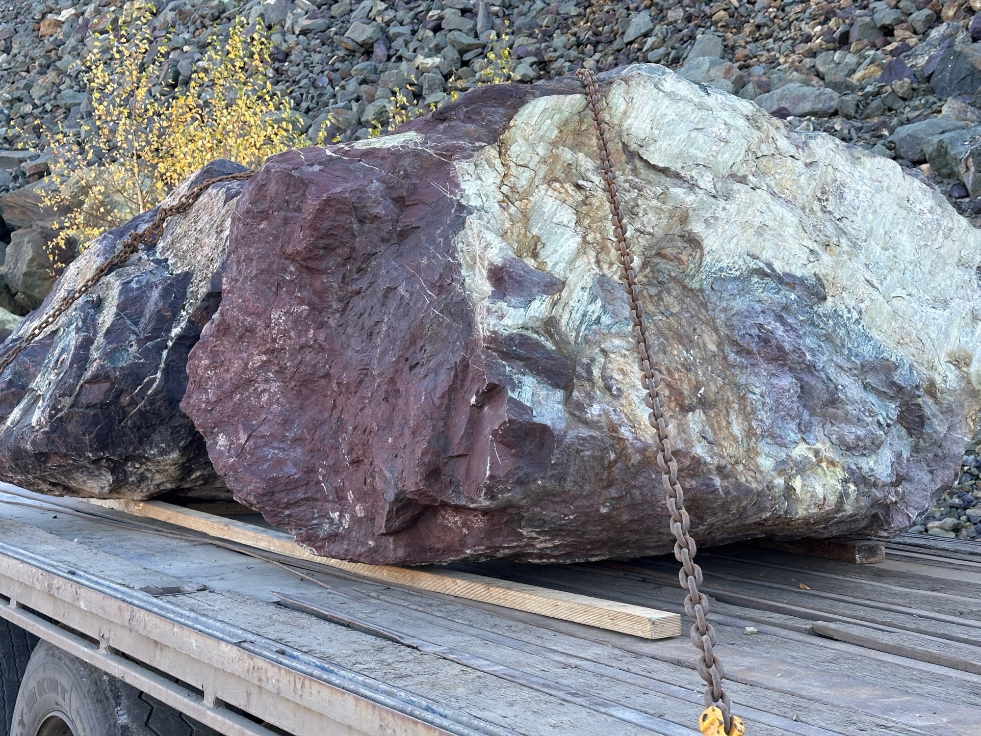 Огромные красно-фиолетовые валуны для ландшафтного дизайна весом более 5 тонн купить в Егорьевске