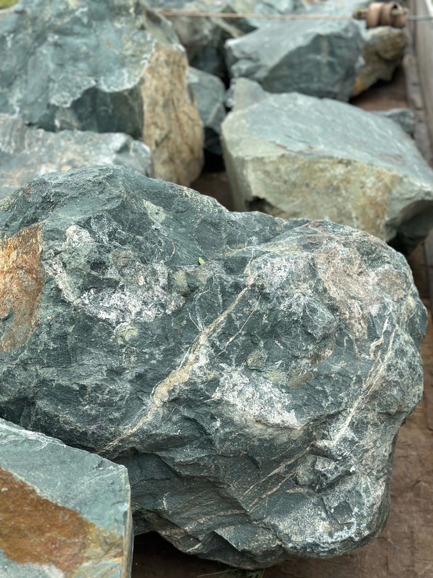 Камни для ландшафтного дизайна зелёные 10-60 килограмм купить в Егорьевске