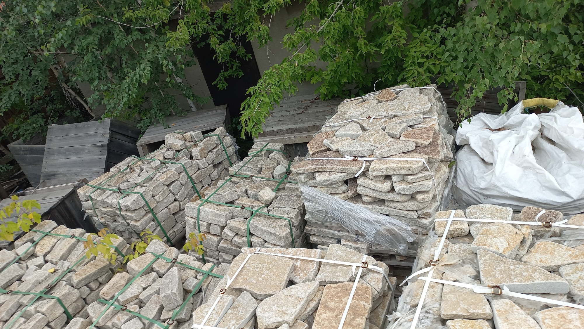 Плитняк гранитный галтованный купить в Егорьевске