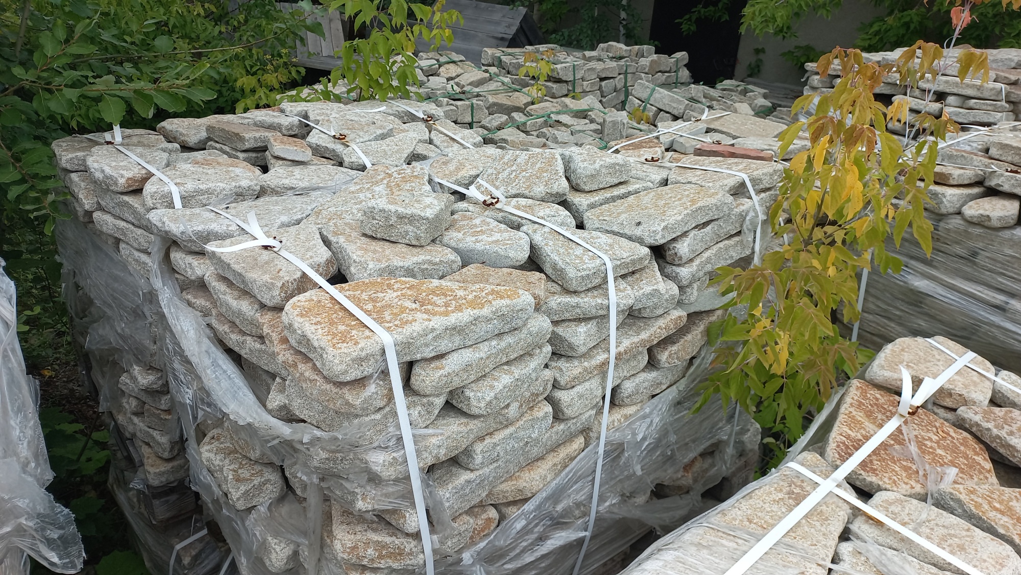 Плитняк галтованный гранитный для ландшафтного дизайна купить в Егорьевске