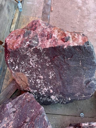 Камни для ландшафтного дизайна красно-фиолетовые 10-60 килограмм купить в Егорьевске