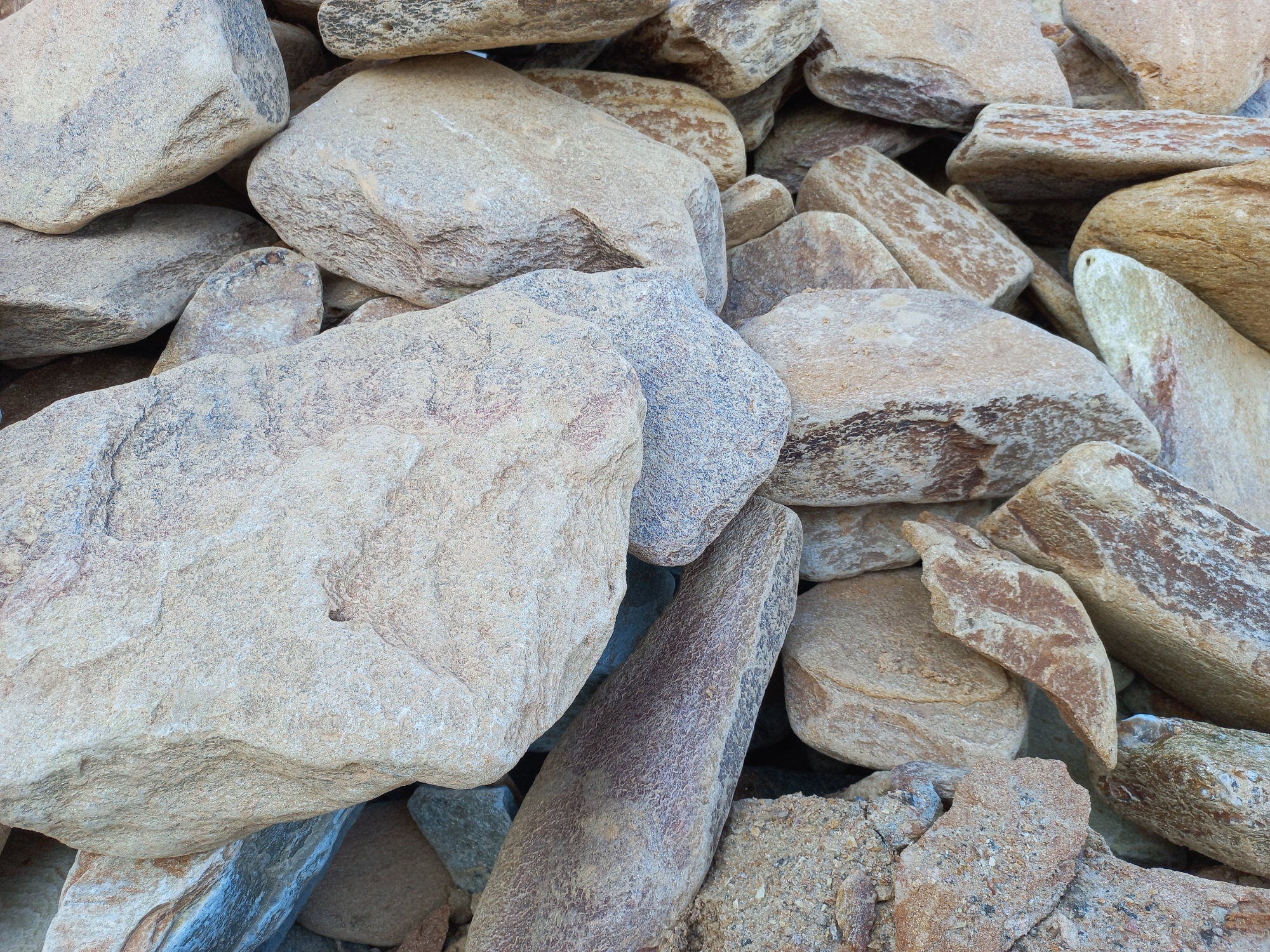 Златолит жёлтый, жёлто-зелёный глыбки и валуны для ланшафтного дизайна купить в Егорьевске