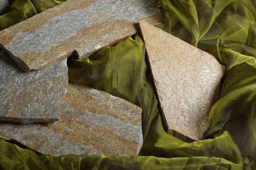 Плитняк златолит Уральский для цоколя, отмостки купить в Егорьевске