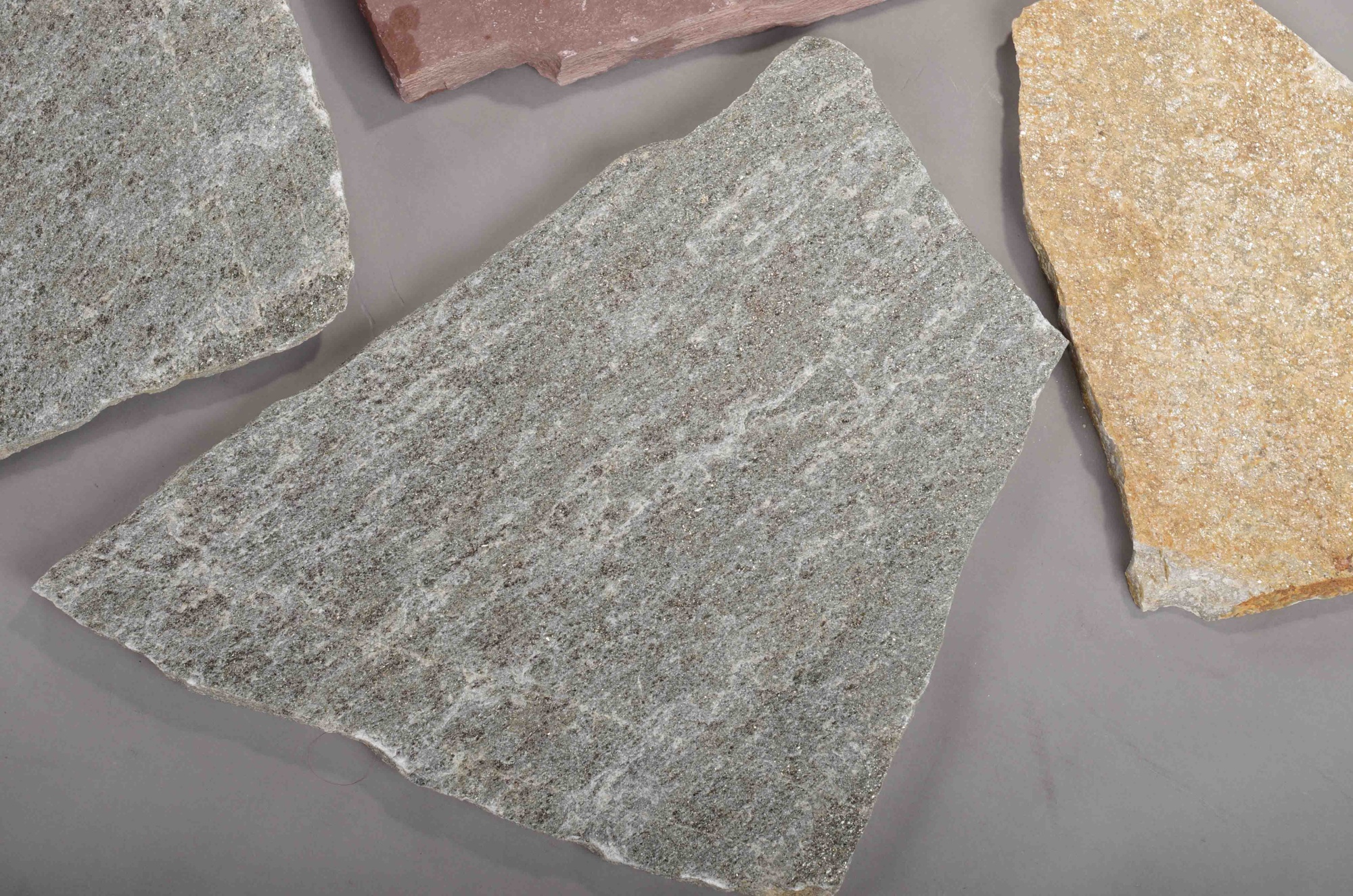 Плитняк златолит Уральский для цоколя, отмостки купить в Егорьевске